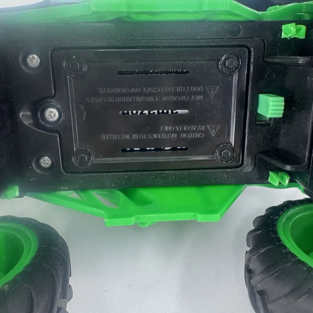 Monster Jam Grave Digger Remote Control Truck 1:10 Scale RC BKT Tires W/ Remote
